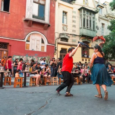 Descubre el Barrio Yungai en Santiago con nuestros viajes a medida